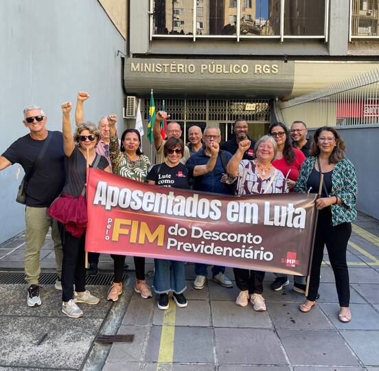 Categoria integra manifestação por revisão salarial e fim da contribuição dos aposentados 